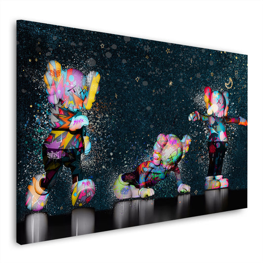 Figuren auf schwarzem Hintergrund mit Graffiti Street Art Wandbild Kunstwerk
