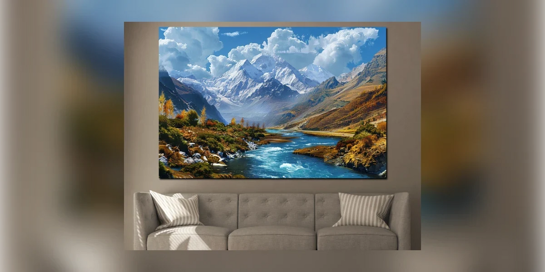 Wandbild mit Berglandschaft und Fluss über einem grauen Sofa (Raumvisualisierung)