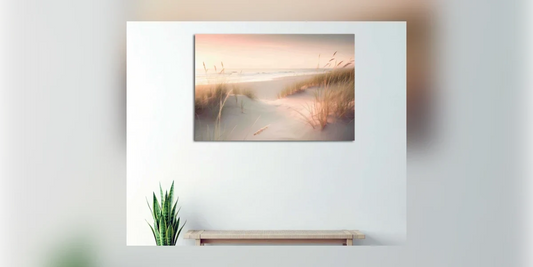 Helles Küstenbild mit Dünen über einer Holzbank in einem kleinen Raum