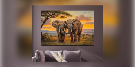 Wandbild Elefantenpaar im Abendlicht an mauvefarbener Wand im Wohnzimmer