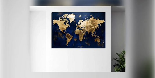 Homeoffice mit Wandbild Goldene Weltkarte auf blauem Hintergrund über dem Schreibtisch