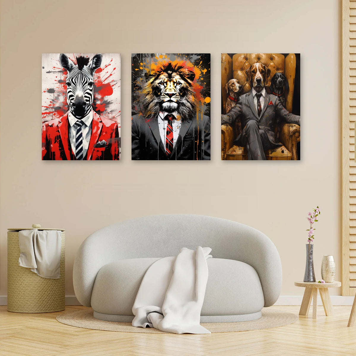 3er-Set Tiere im Anzug im Wohnzimmer über dem Sofa