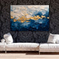 Abstrakte Kunst in Blau und Gold als Wandbild im modernen Büro