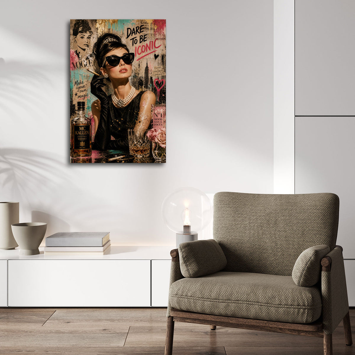 Detailansicht Collage Wandbild mit Sonnenbrille Perlen und Goldläufen