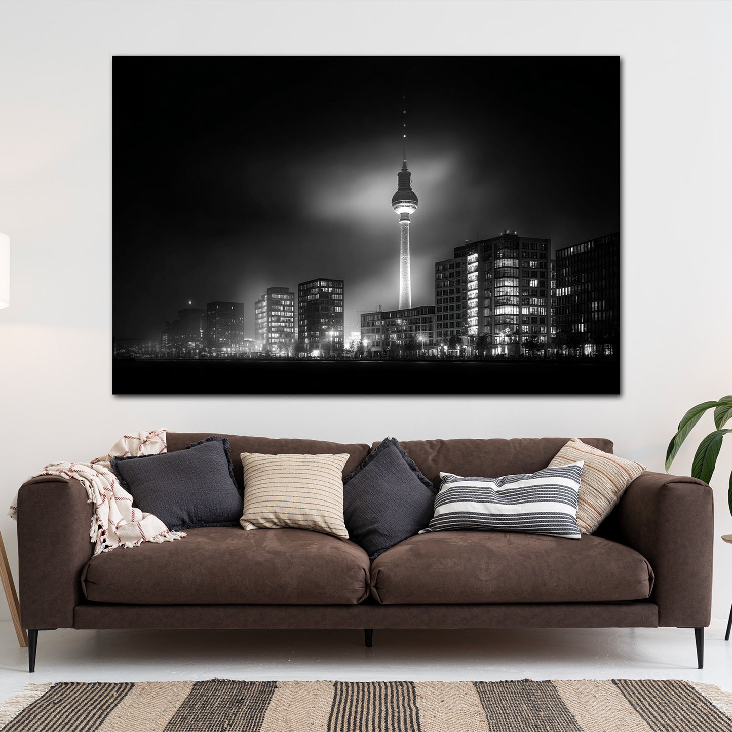 Berlin Skyline leuchtende Stadtlichter mit Fernsehturm Wandbild