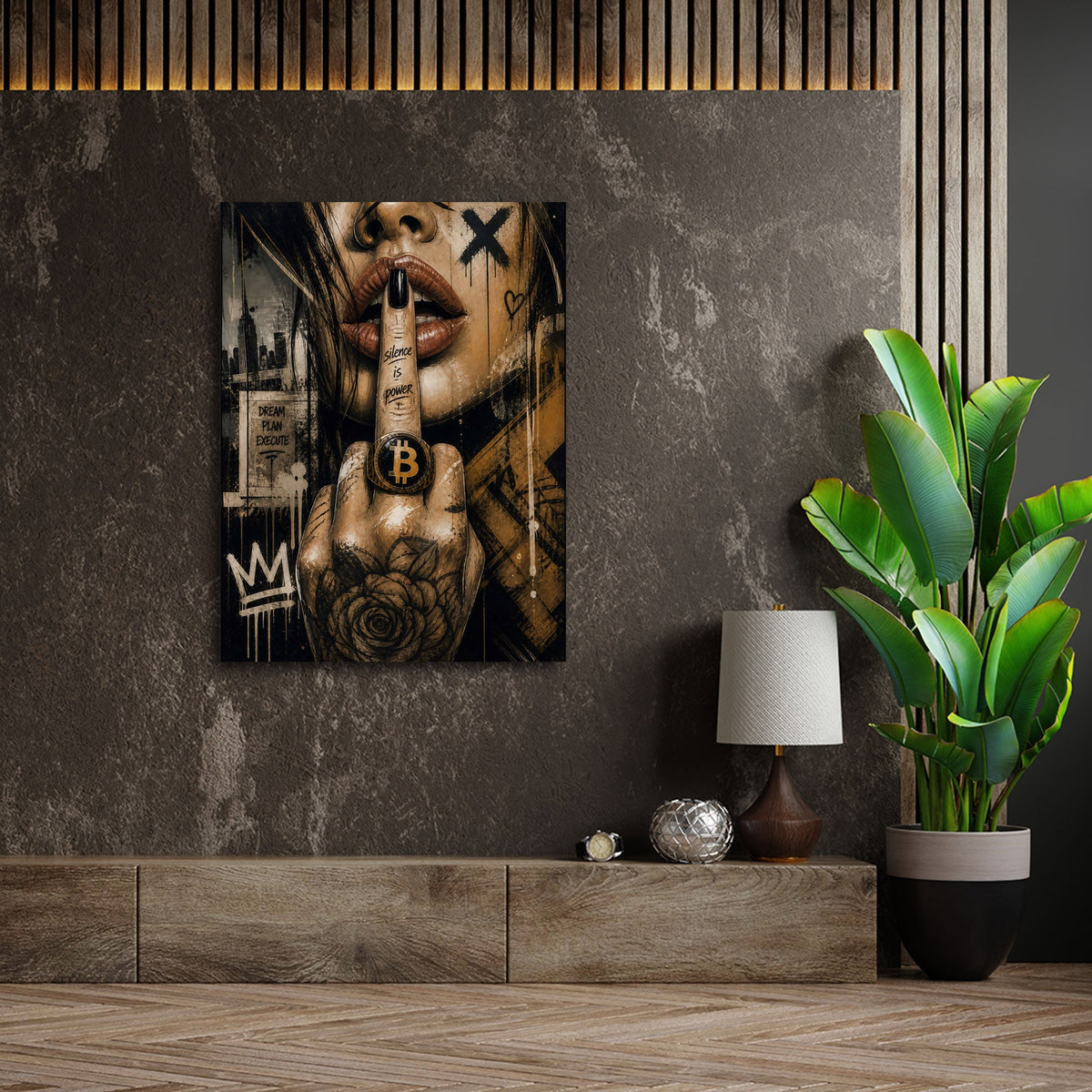 Detailansicht Wandbild mit goldenem Bitcoin Ring und Rosen Tätowierung