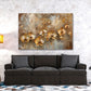 Goldene Orchideen als Wandbild über der Couch im Wohnzimmer