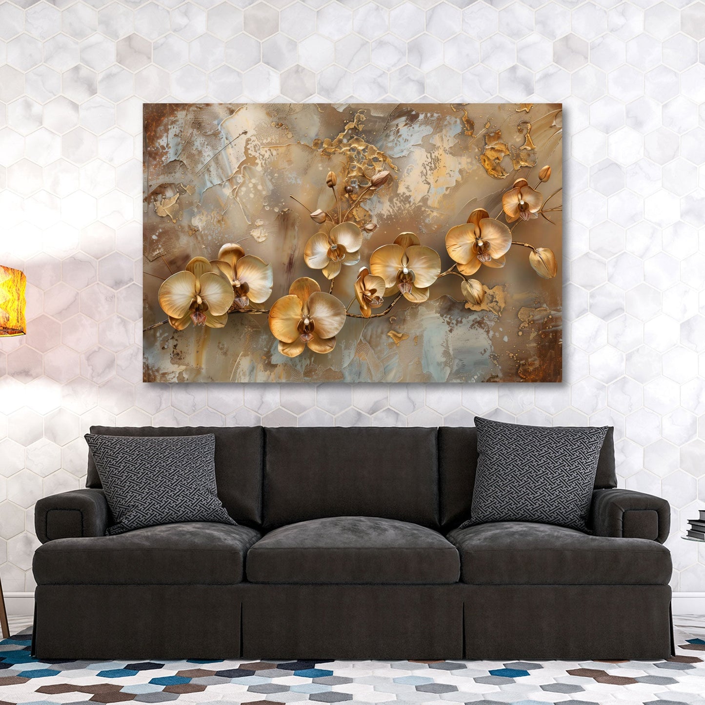 Goldene Orchideen als Wandbild über der Couch im Wohnzimmer