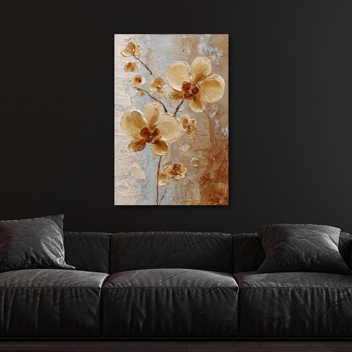 Goldenes Orchideen-Wandbild über dem Sofa im Wohnzimmer