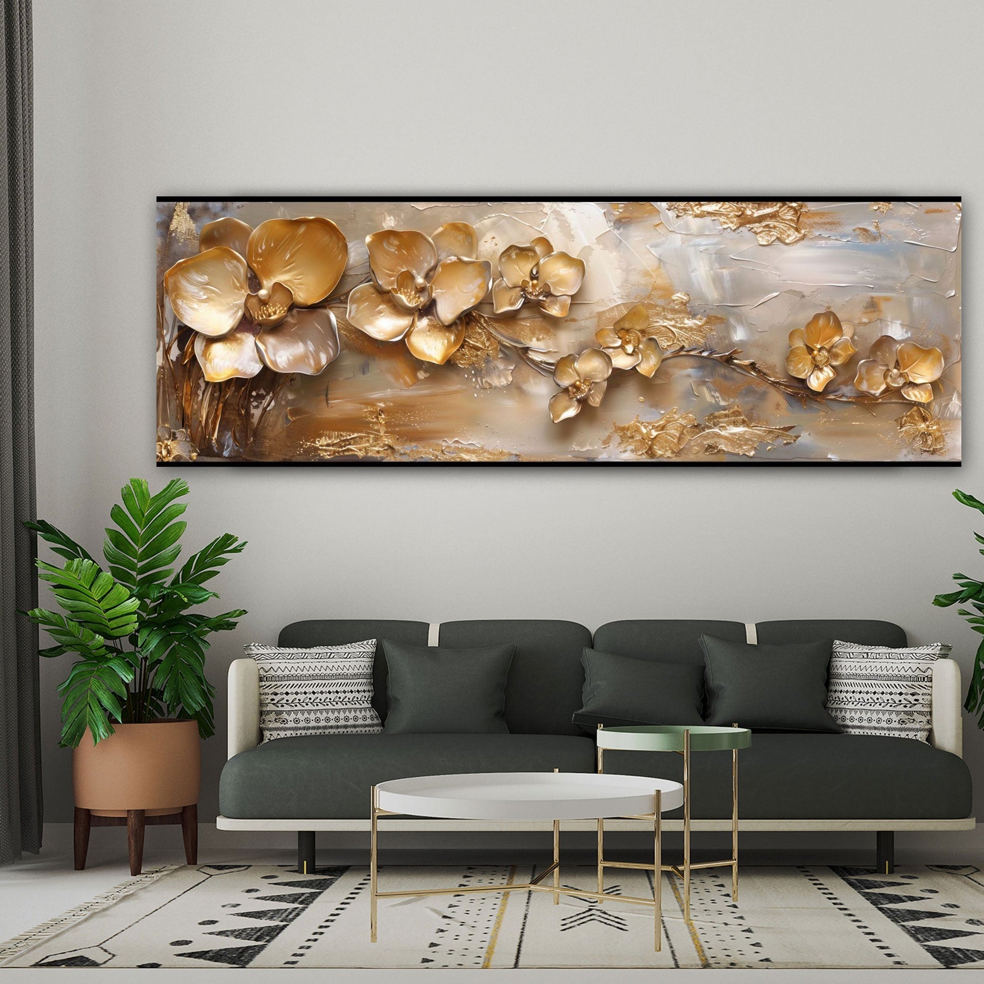 Goldene Orchideen als Panorama-Wandbild über der Couch im Wohnzimmer