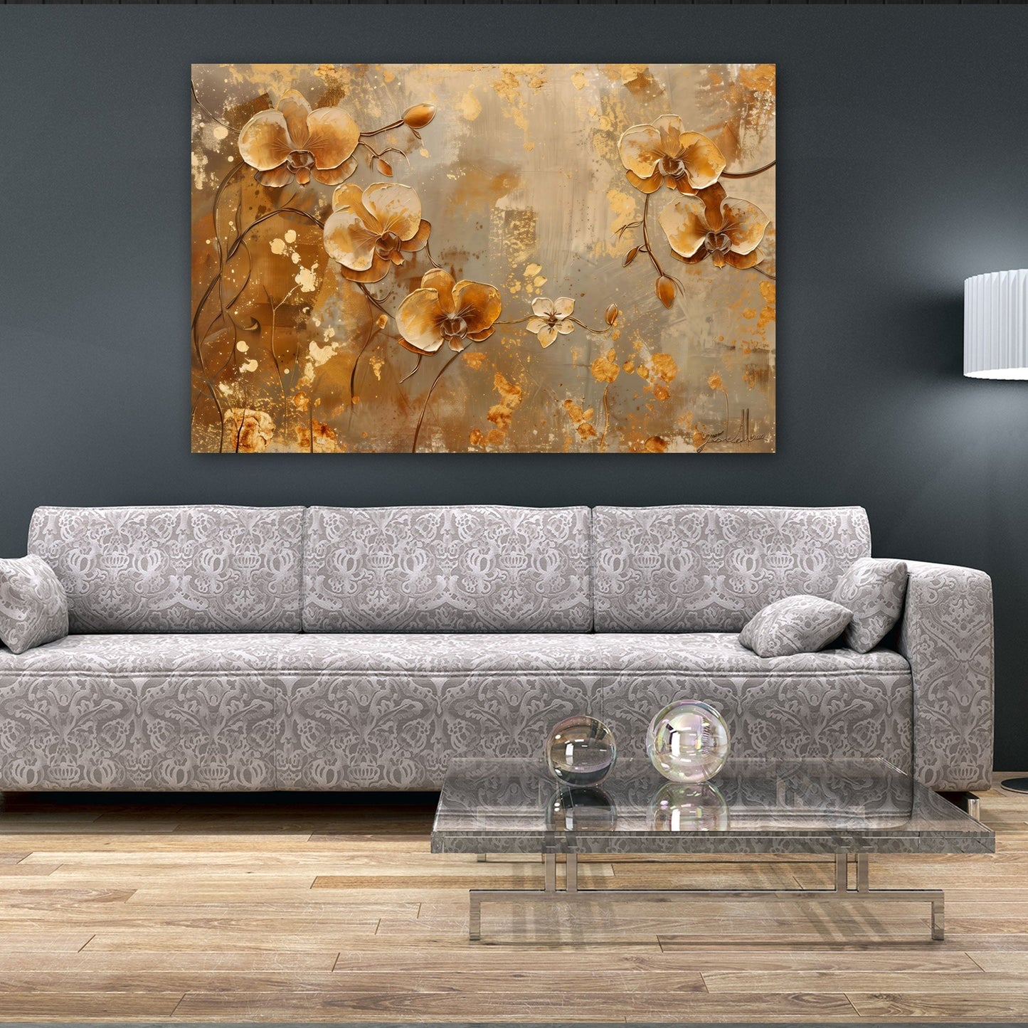 Orchideen Wandbild in Gold über dem Sofa im Wohnzimmer