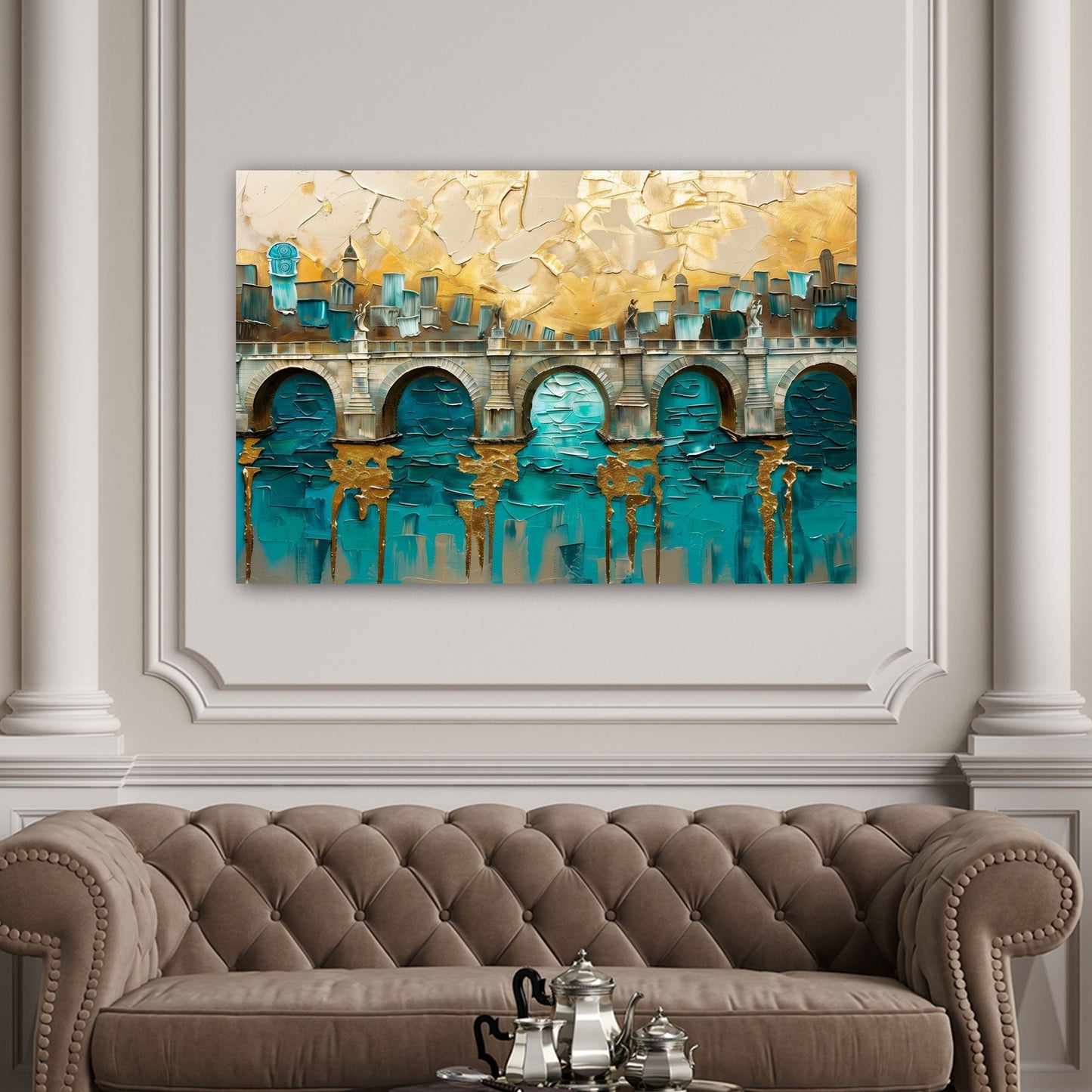Bogenbrücke Wandbild in Gold und Türkis über der Couch im Wohnzimmer