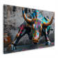 Wandbild mit Bullen-Skulptur im Graffiti-Look vor grauer Wand