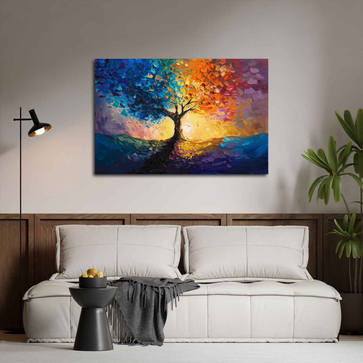 Bunter Baum Wandbild über dem Sofa im Wohnzimmer