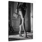 Elegante Frau im Glitzerkleid mit High Heels in Schwarz-Weiß – Wandbild im Hochformat