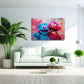 Detailansicht Wandbild mit bunter Plüschfigur und Keks
