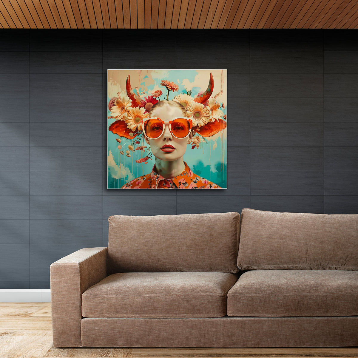 Surreales Porträt Wandbild über dem Sofa im Wohnzimmer