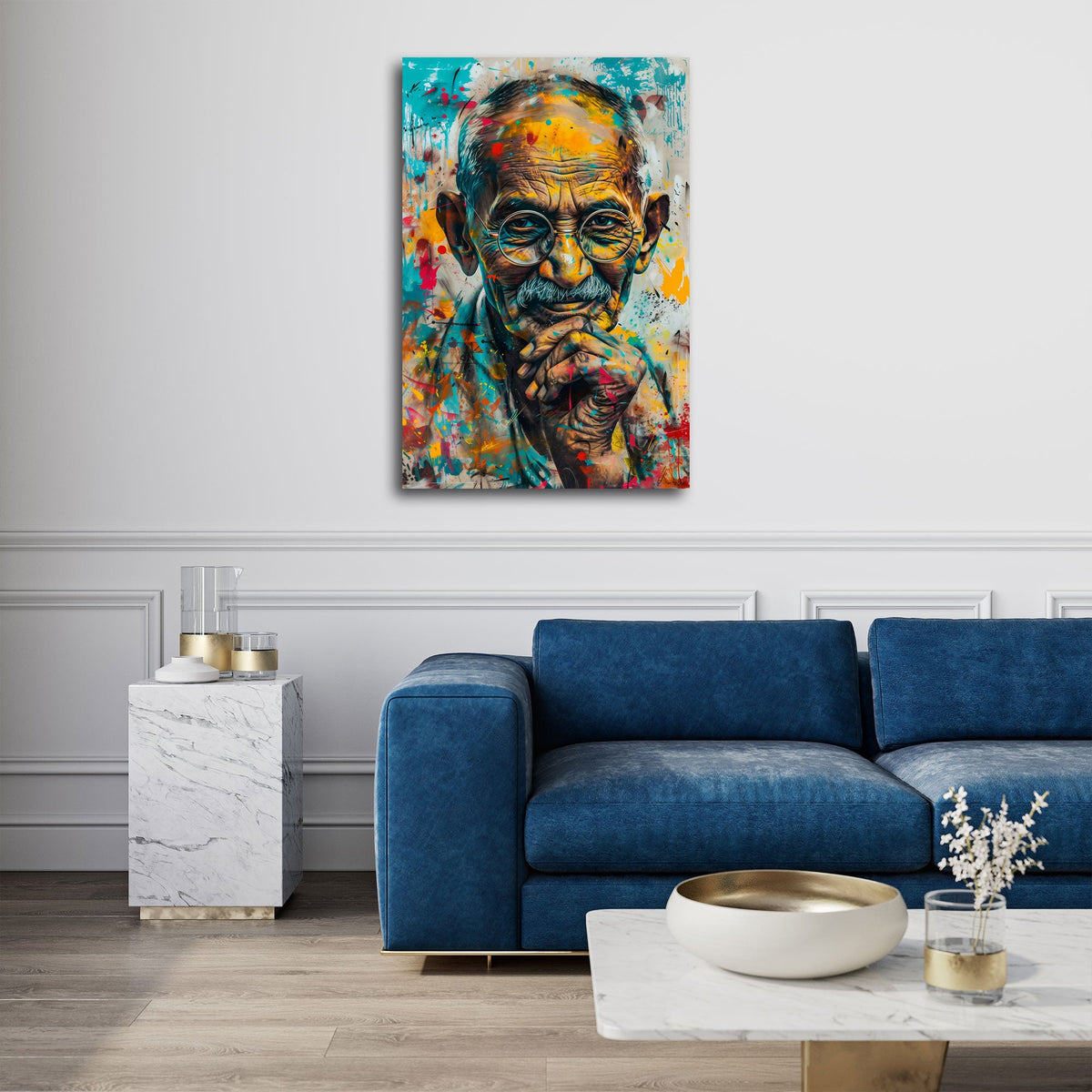 Farbenfrohes Gandhi Wandbild über dem Sofa im Wohnzimmer