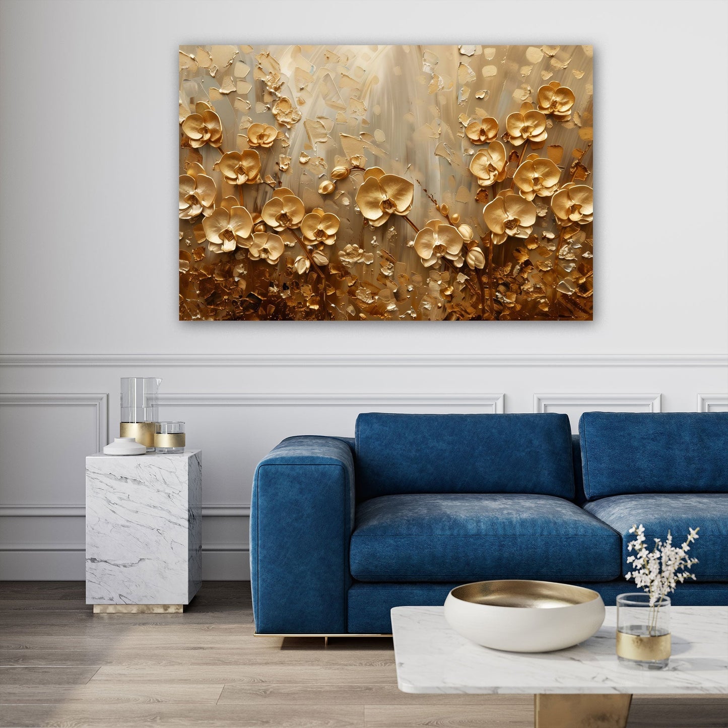 Goldene Orchideen Wandbild über dem Sofa im Wohnzimmer