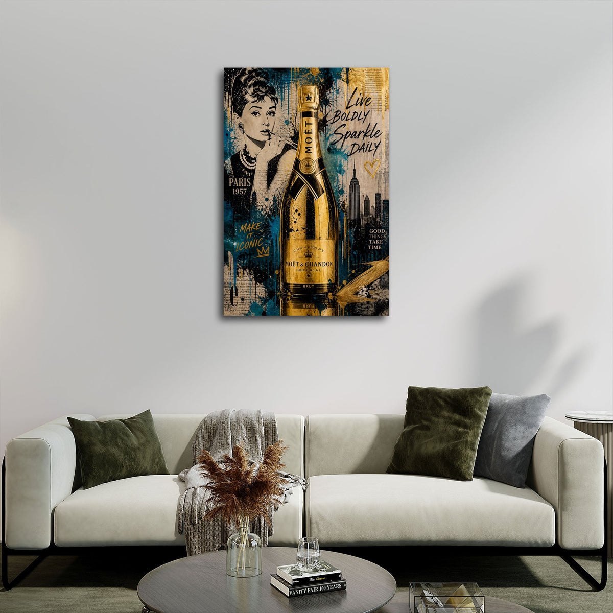 Detailansicht Collage Wandbild mit goldener Flasche und Schriftzügen