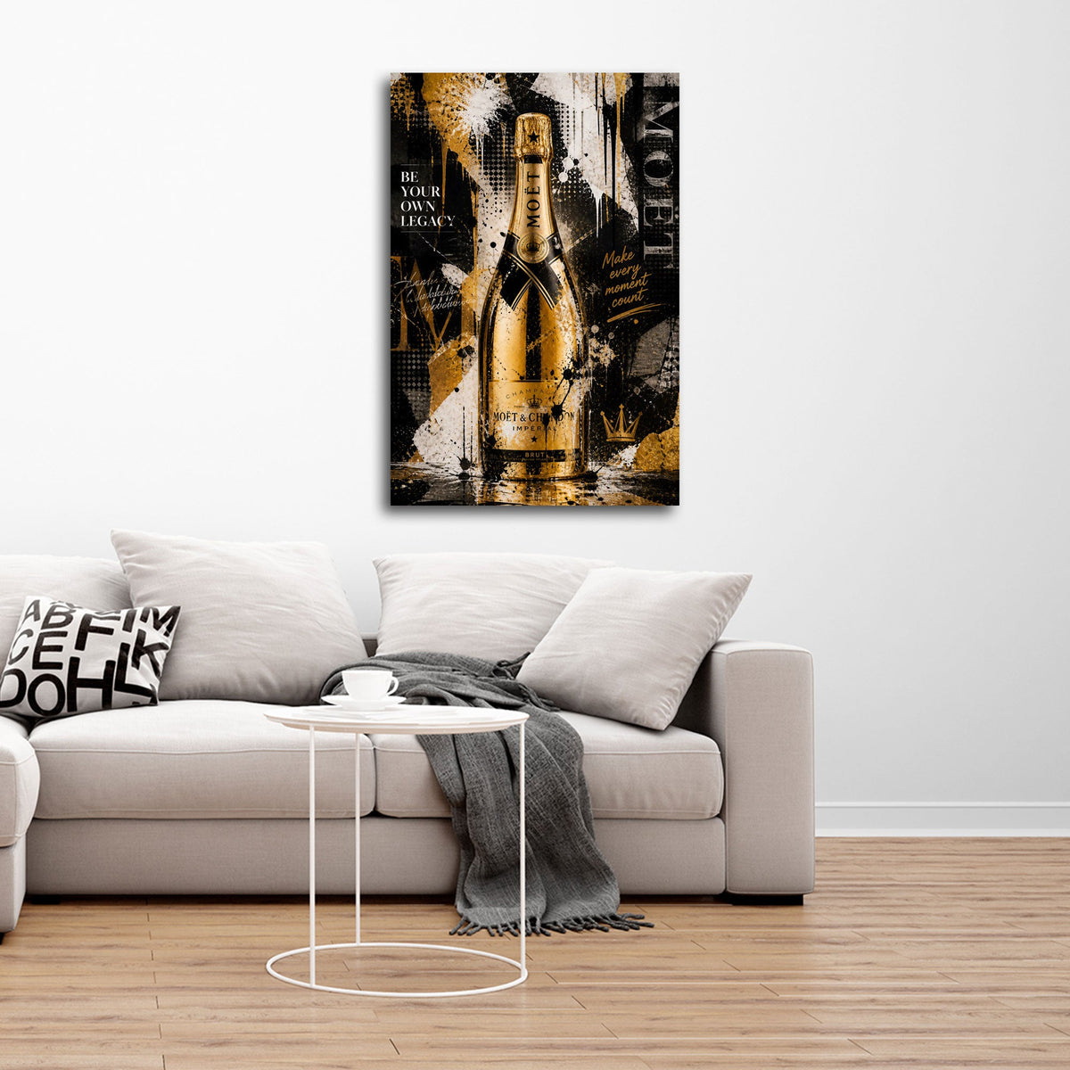Detailansicht Wandbild mit goldener Flasche und Farbläufen