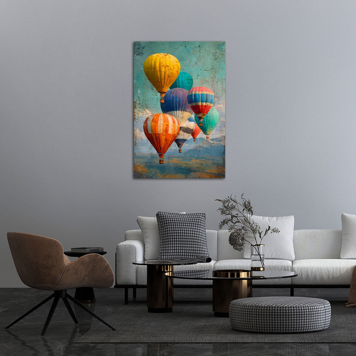 Heißluftballon Wandbild im Hochformat über dem Sofa im Wohnzimmer
