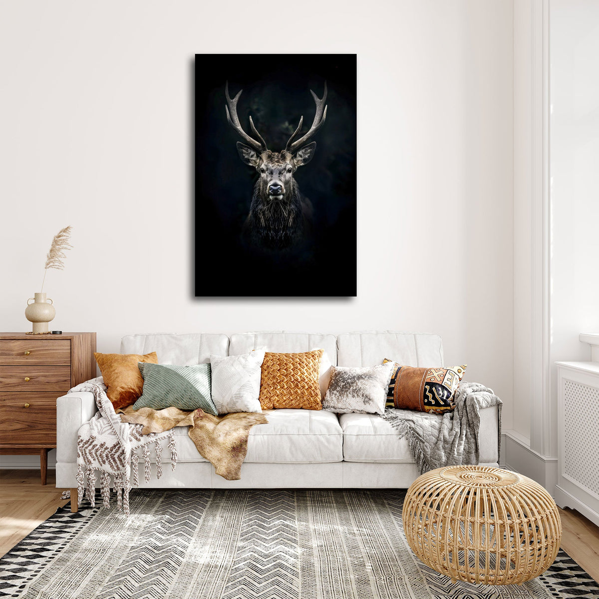 Hirsch Wandbild in Schwarz über dem Sofa im Wohnzimmer