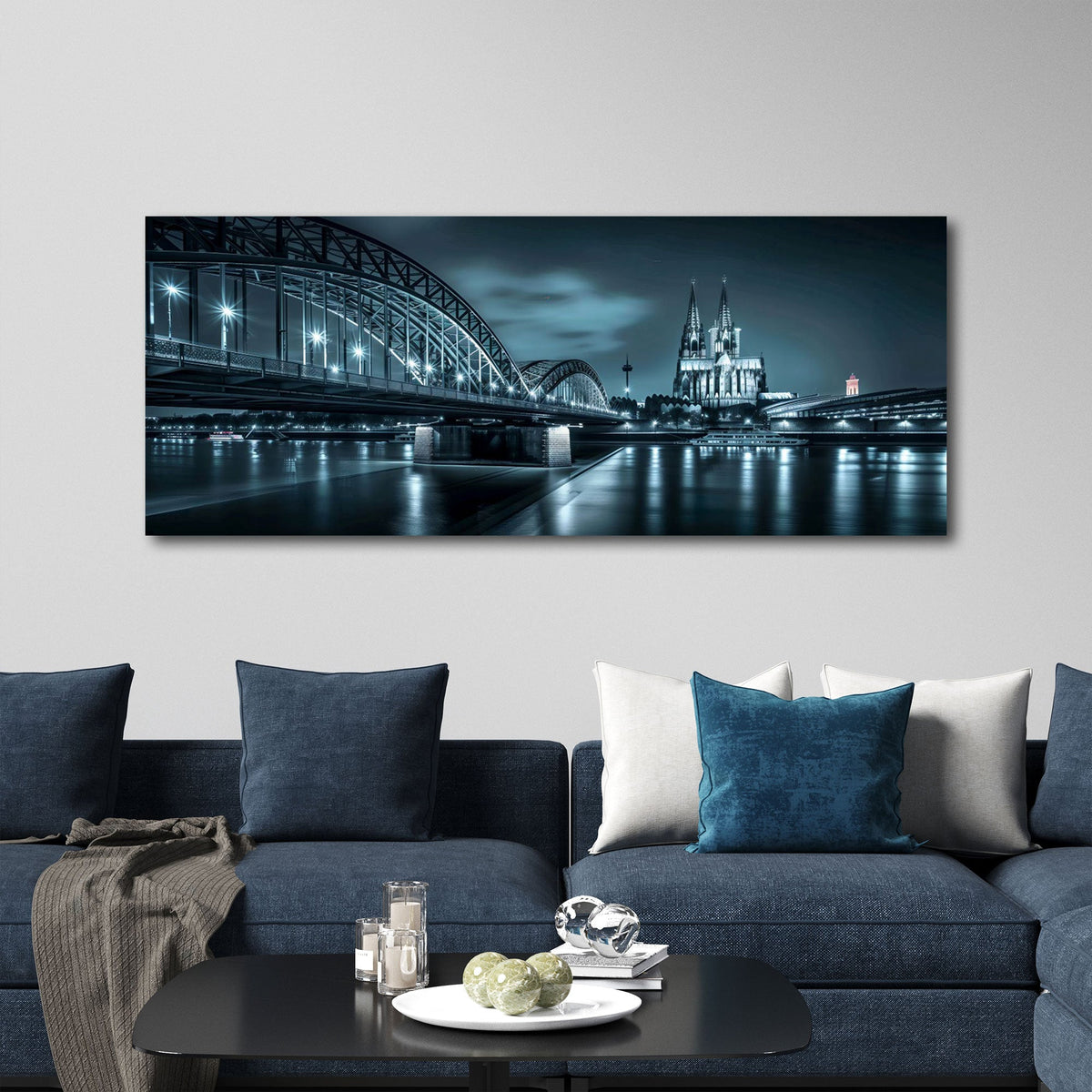 Breites Städte Wandbild über dem Sofa im Wohnzimmer