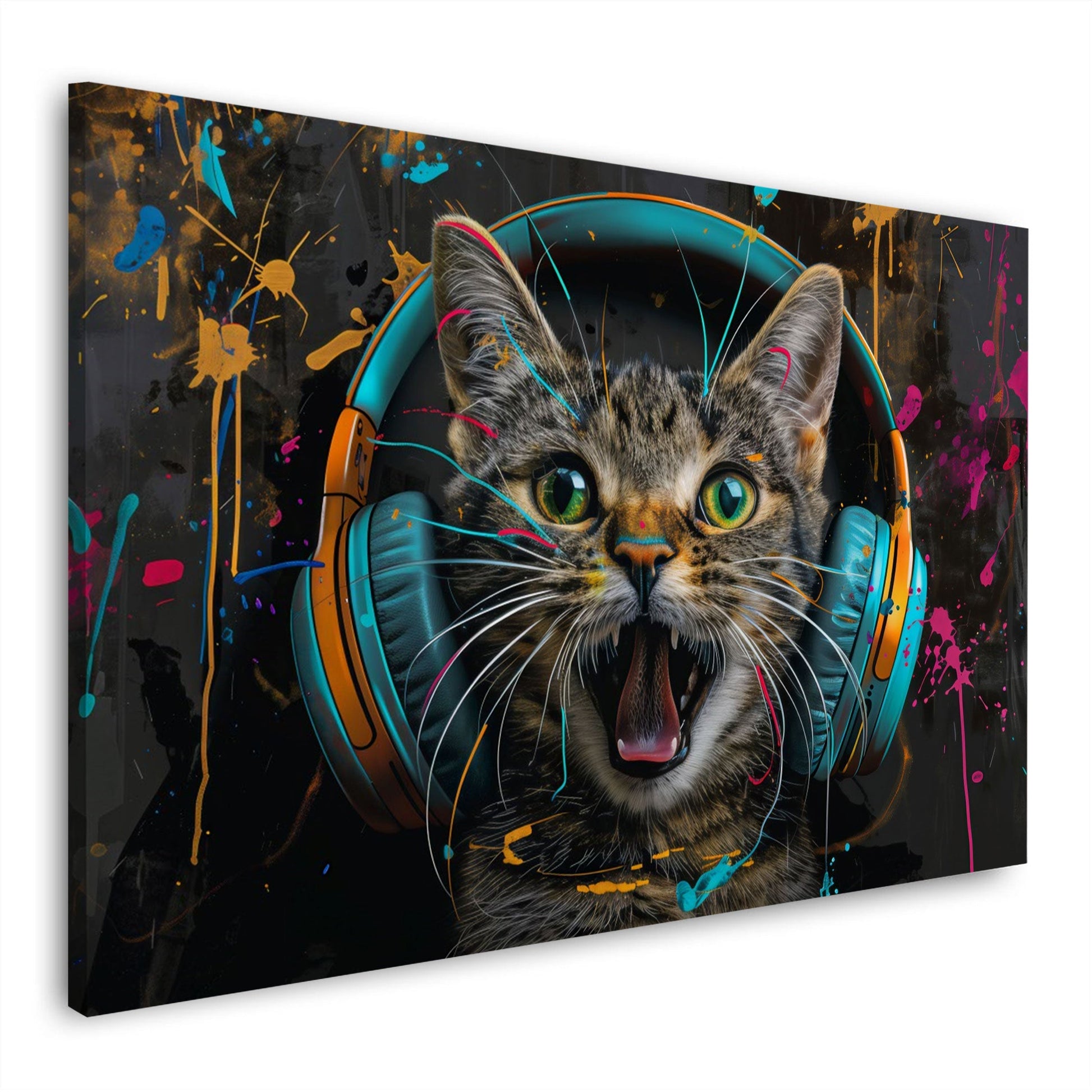 Getigerte Katze mit türkis-orangen Kopfhörern und Neon-Farbspritzern – Wandbild im Querformat
