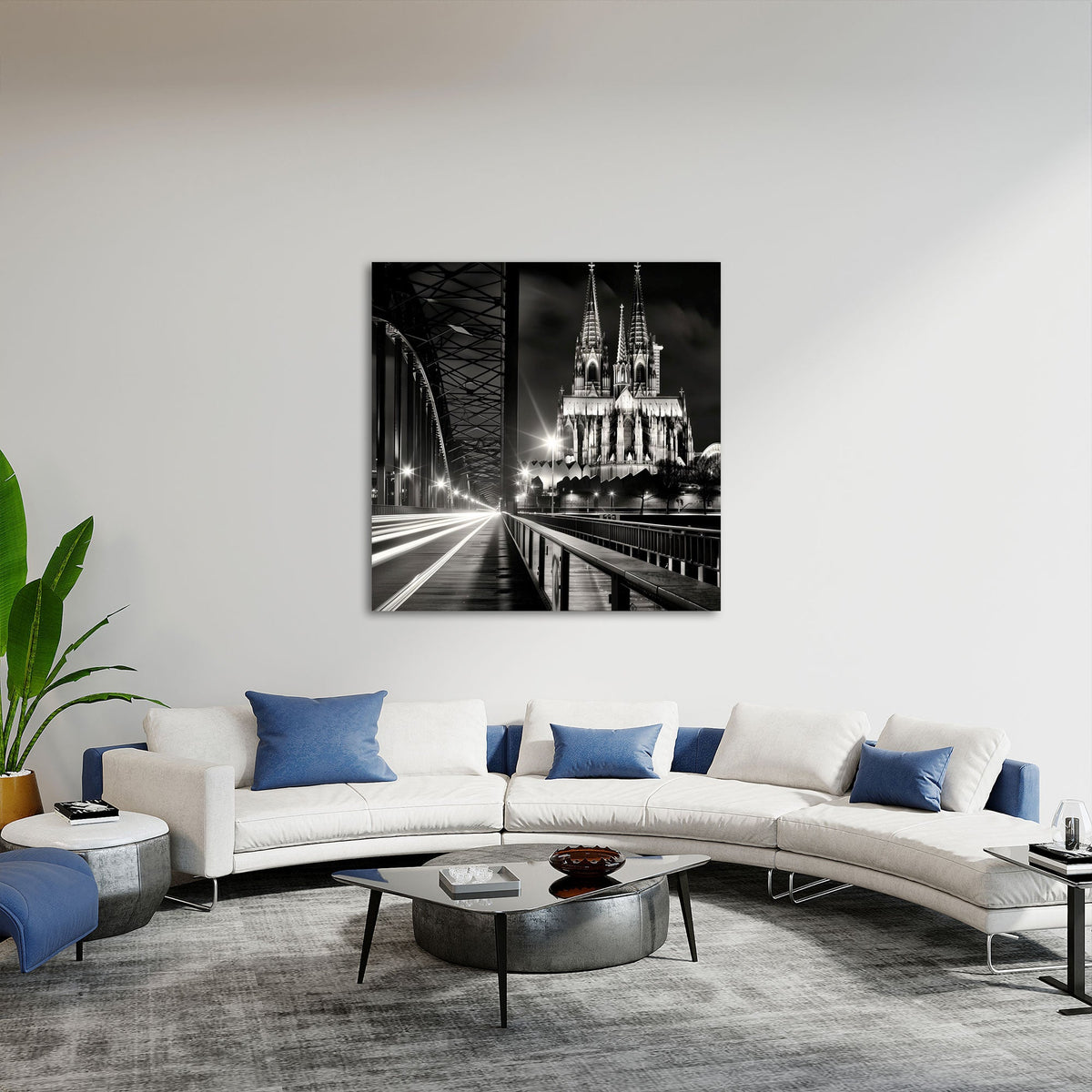 Detailansicht Brücke mit Lichtspuren und Dom bei Nacht