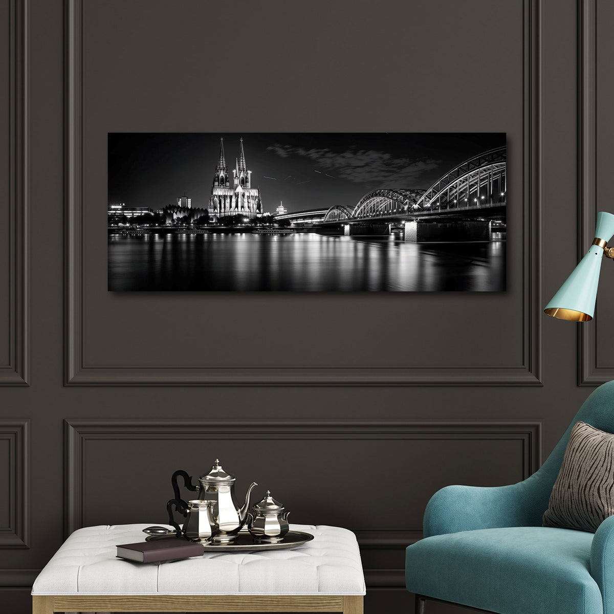 Breites Städte Wandbild über dem Sofa im Wohnzimmer