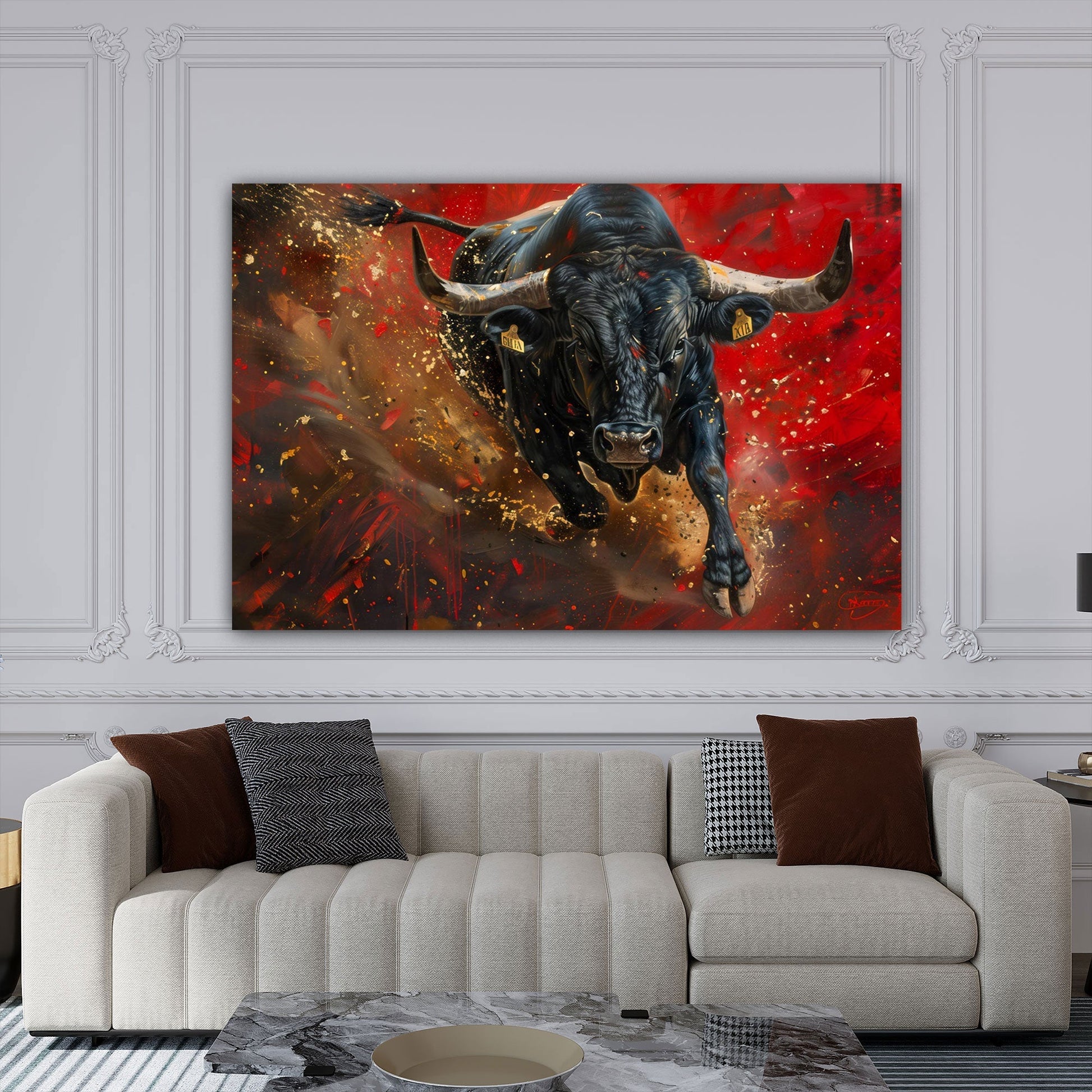 Stier Wandbild in Rot und Gold über dem Sofa im Wohnzimmer