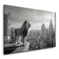 Löwe auf Wolkenkratzer über New York Schwarz-Weiß Wandbild