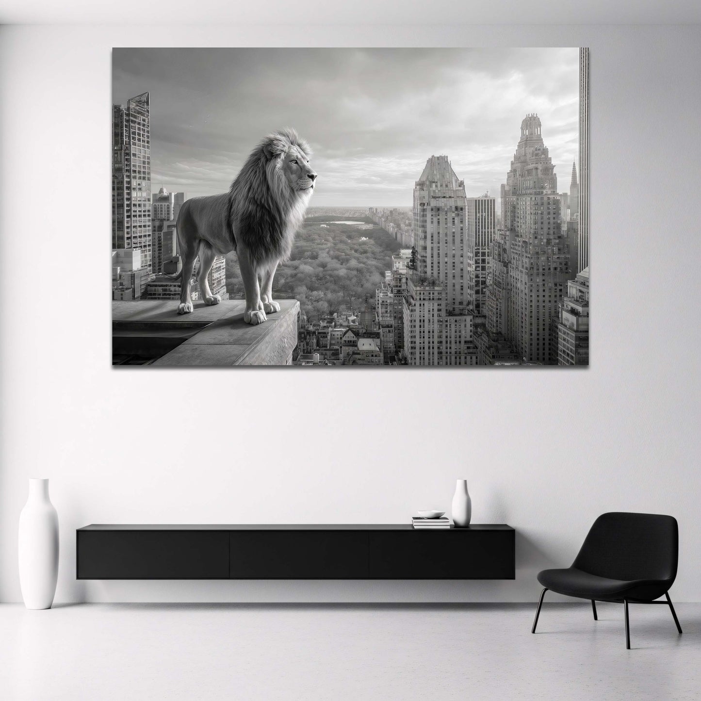Löwe auf Wolkenkratzer über New York Schwarz-Weiß Wandbild