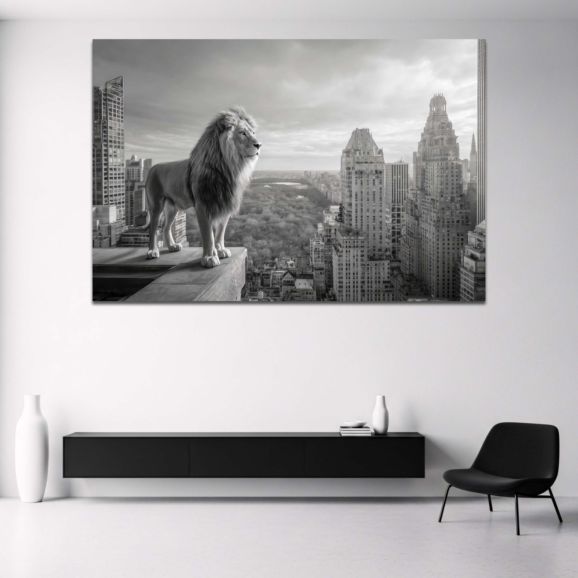 Löwe auf Wolkenkratzer über New York Schwarz-Weiß Wandbild
