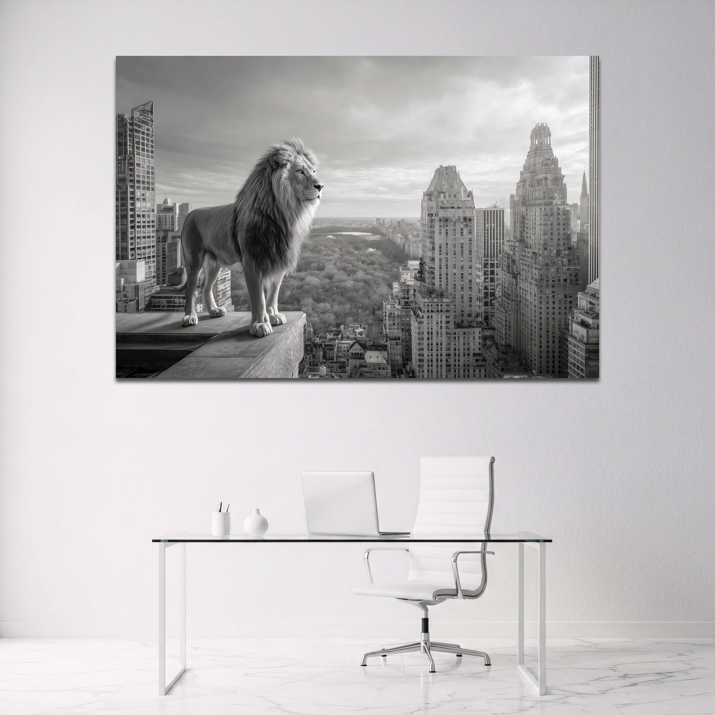 Löwe auf Wolkenkratzer über New York Schwarz-Weiß Wandbild