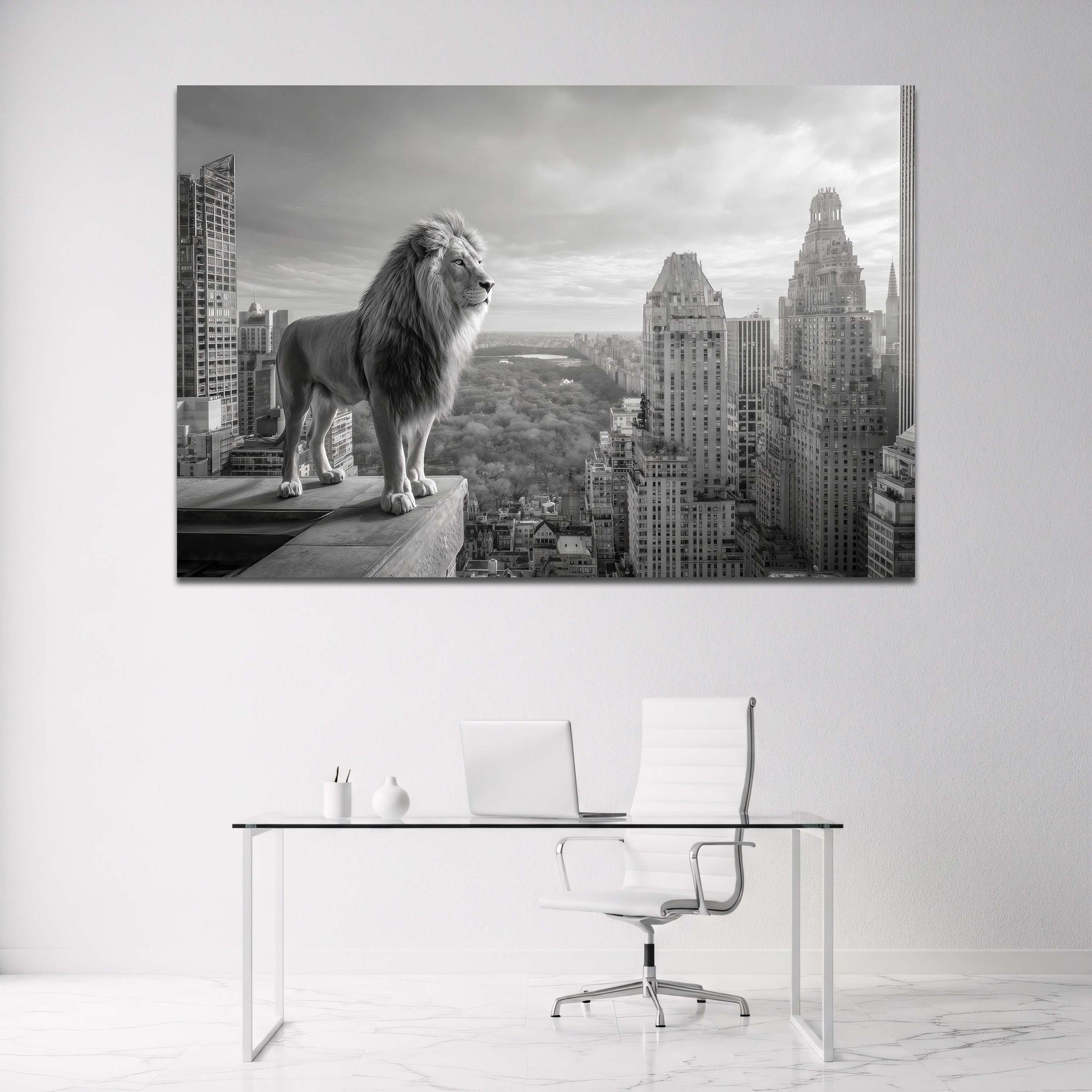 Löwe auf Wolkenkratzer über New York Schwarz-Weiß Wandbild