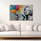 Street Art Wandbild mit Porträt und Luftballons im Wohnzimmer