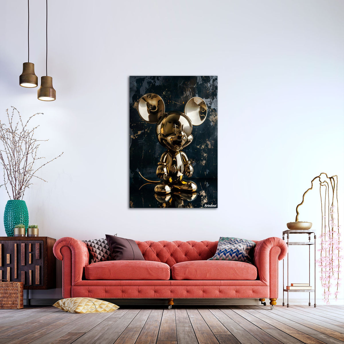 Goldene Pop Art Figur als Wandbild über dem Sofa im Wohnzimmer