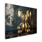 Wandbild mit goldener Maus Figur vor Betonwand