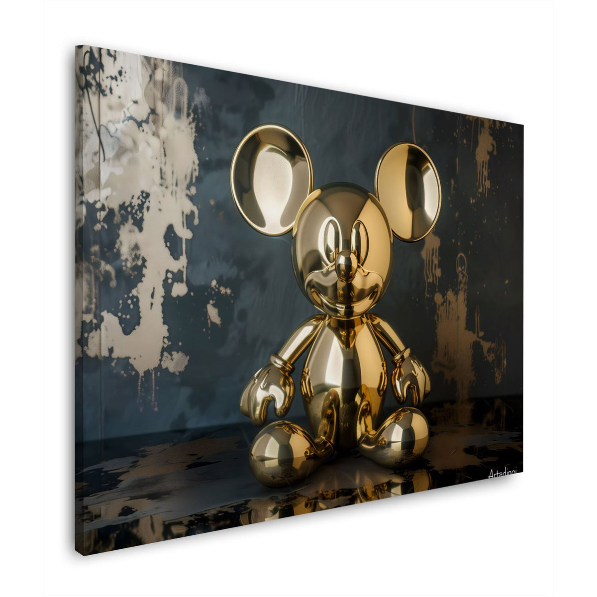Wandbild mit goldener Maus Figur vor Betonwand