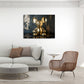 Goldene Pop Art Figur als Wandbild über dem Sofa im Wohnzimmer
