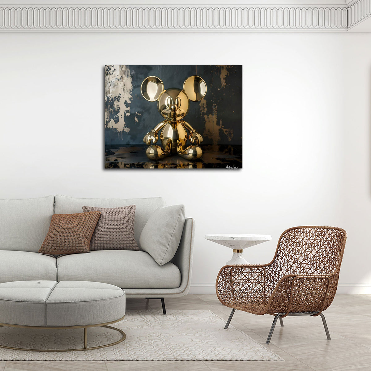 Goldene Pop Art Figur als Wandbild über dem Sofa im Wohnzimmer