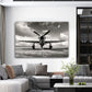 Militärflugzeug Wandbild in Schwarz-Weiß über der Couch im Wohnzimmer