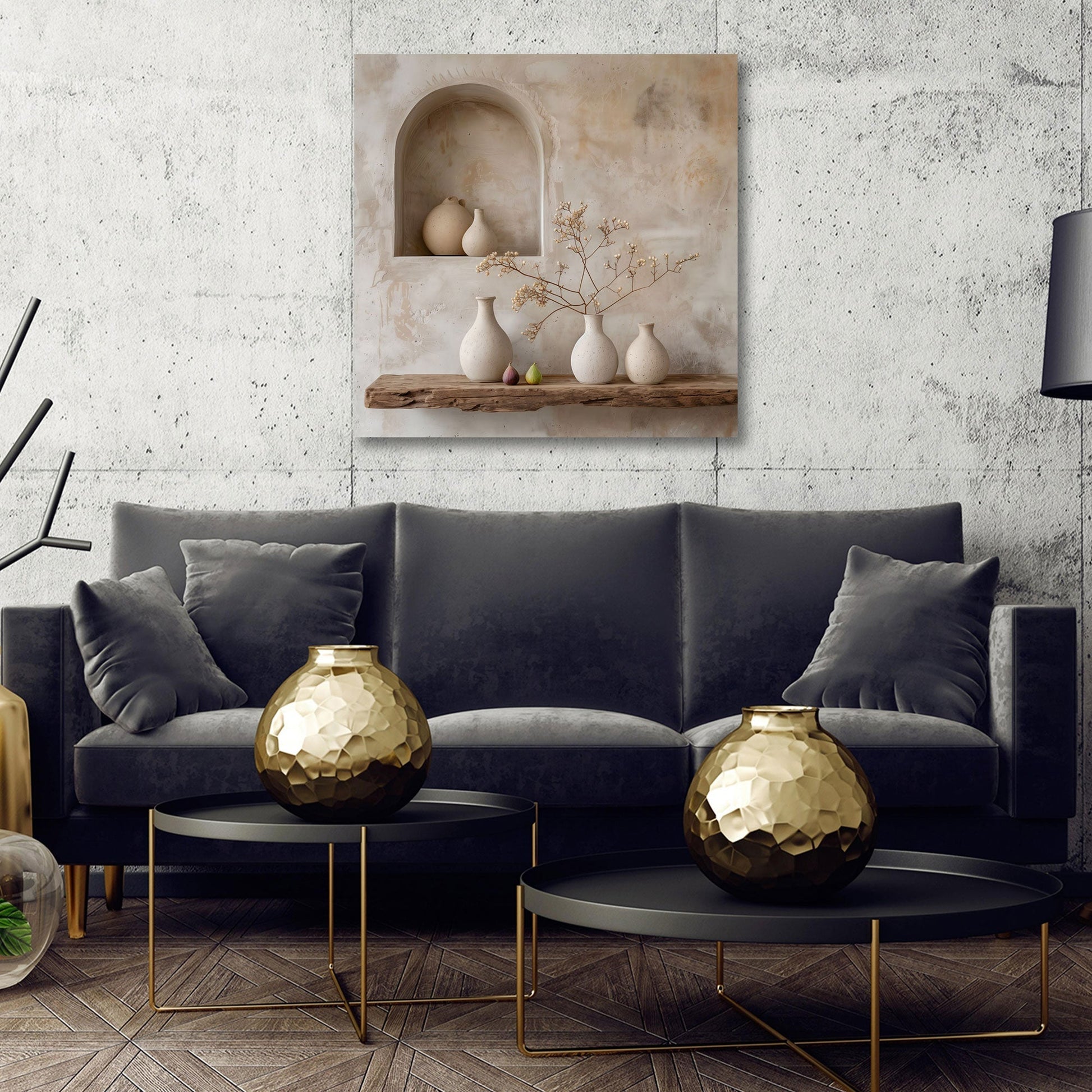 Minimalistisches Vasen-Wandbild über dem Sofa im Wohnzimmer