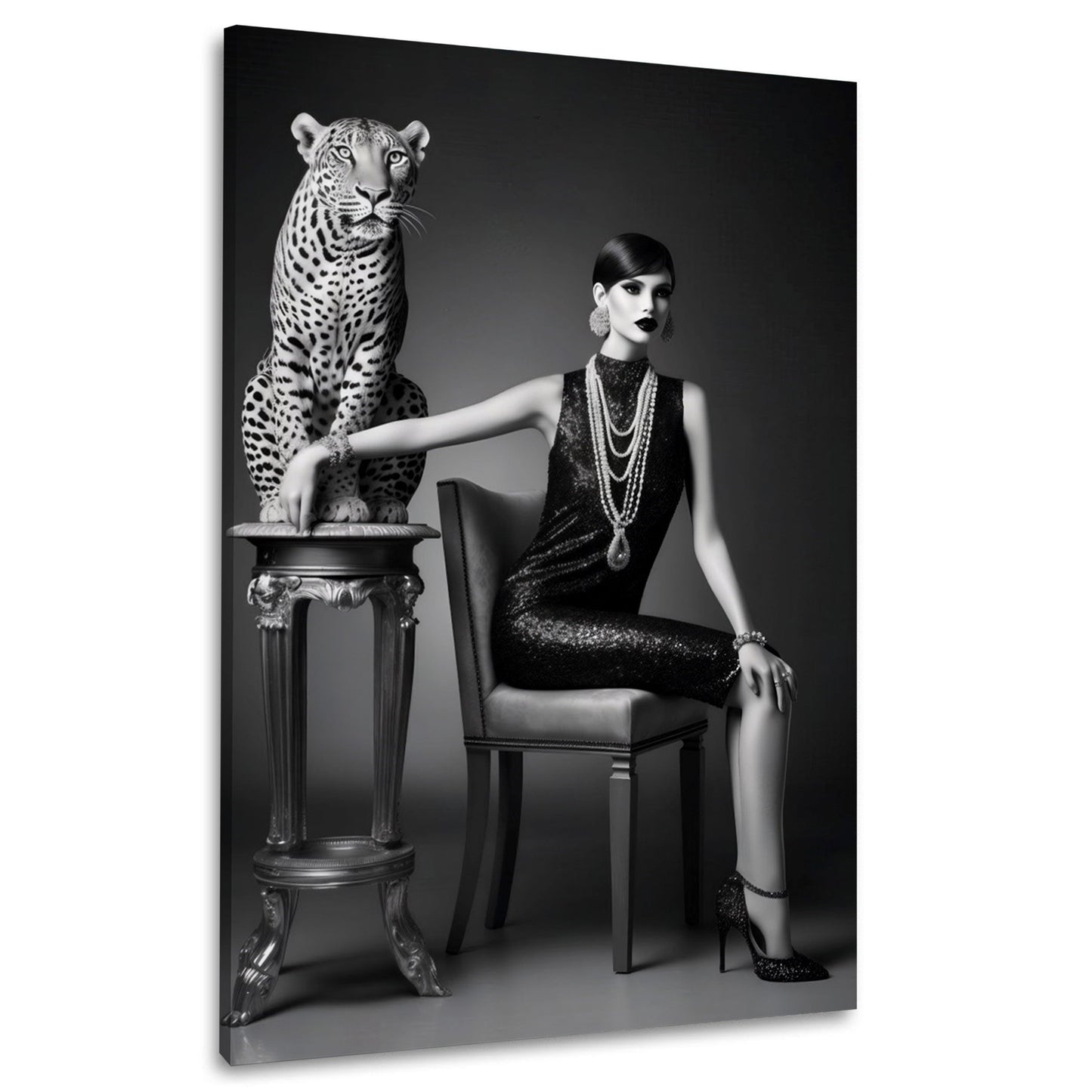 Elegante Frau im Paillettenkleid neben Leopard in Schwarz-Weiß – Wandbild im Hochformat
