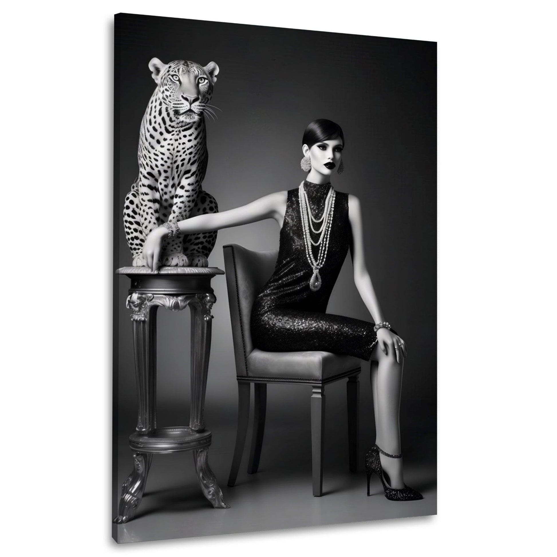 Elegante Frau im Paillettenkleid neben Leopard in Schwarz-Weiß – Wandbild im Hochformat