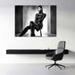 Model auf Stuhl Frau im futuristischen Studio schwarz weiß Wandbild