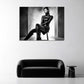 Model auf Stuhl Frau im futuristischen Studio schwarz weiß Wandbild