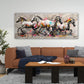 Pferde Panorama-Wandbild in Neonfarben über dem Sofa im Wohnzimmer